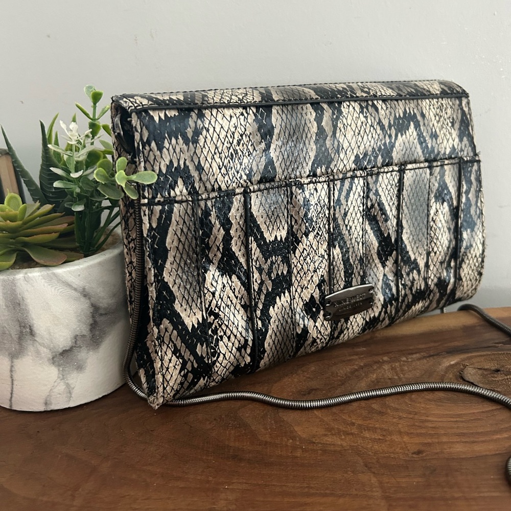 Nine West Snake Skin Crossbody exotic textured Black Beige 9”x6” Clutch chain